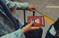 Туристка, четыре года летающая по паспорту с девичьей фамилией, надеется проскочить границу