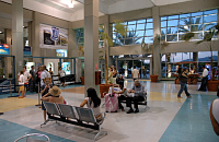 Пассажиры 9 часов просидели в аэропорту Порламара в ожидании гостиницы