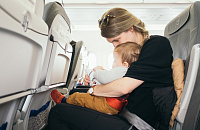 Туристы считают, что авиакомпаниям нужно обязательно сажать детей вместе с родителями