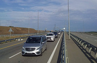 В пробке перед Крымским мостом туристам бесплатно раздают воду