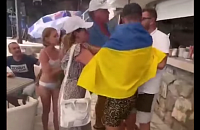 Украинских туристов выгнали с пляжа в Черногории из-за флага