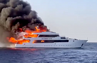 У побережья Египта загорелась яхта с туристами