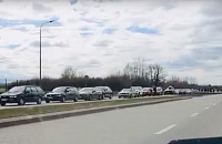 Десятки автомобилистов стоят в пробке на выезде из Польши в Калининградскую область