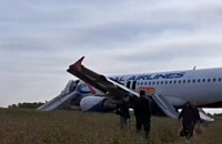 До вылета в Омск у самолета, севшего в поле, была неисправна только крышка унитаза