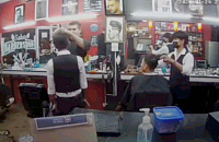 В Паттайе турист срезал клок волос с тайского парикмахера