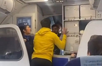 Пилот получил по лицу от пассажира за задержку рейса на 13 часов