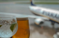 Российского пилота наказали за бокал шампанского, выпитый на борту