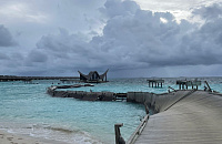 Туристов переселили из отеля на Мальдивах после обрушения моста к водным бунгало