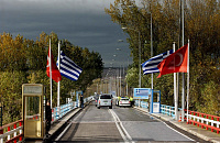 Греки начали разворачивать на границе автомобили с российскими номерами